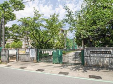 松戸市立殿平賀小学校　距離５５０ｍ／徒歩7分・約550m(2023年5月)