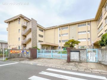 松戸市立古ケ崎小学校　距離５６０ｍ／徒歩7分・約560m(2022年8月)