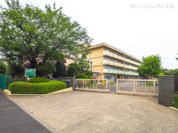 柏市立逆井小学校　距離７５０ｍ／徒歩10分・約750m(2022年4月)