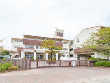 松戸市立新松戸西小学校　距離１０９０ｍ／徒歩14分・約1,090m(2021年9月)