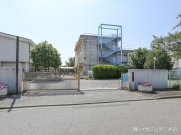 柏市立高柳西小学校　距離１００ｍ／徒歩2分・約100m(2023年5月)